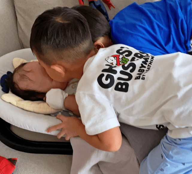 胡杏儿老公大秀爸爸力，老婆视角下一手抱一娃，奕霆假笑模样萌翻