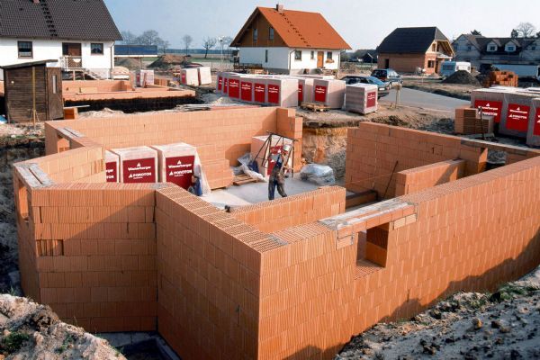 農村蓋自建房用泡沫空心磚，紅磚更便宜，反而不用，這太少見了