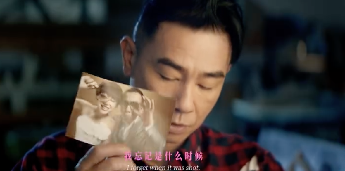 陈小春忘记婚纱照还认错儿子，应采儿皱眉苦笑，网友：要跪搓衣板