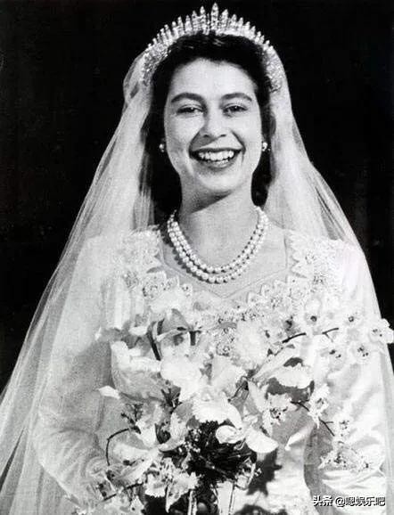 英皇室公主 王妃们的婚礼手捧花，盾形花束，经典大瀑布式