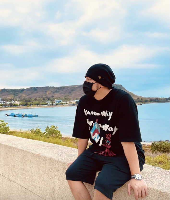 周杰倫耿直回應新專輯進度，帶妻兒游水族館，女兒與白鯨搞笑互動