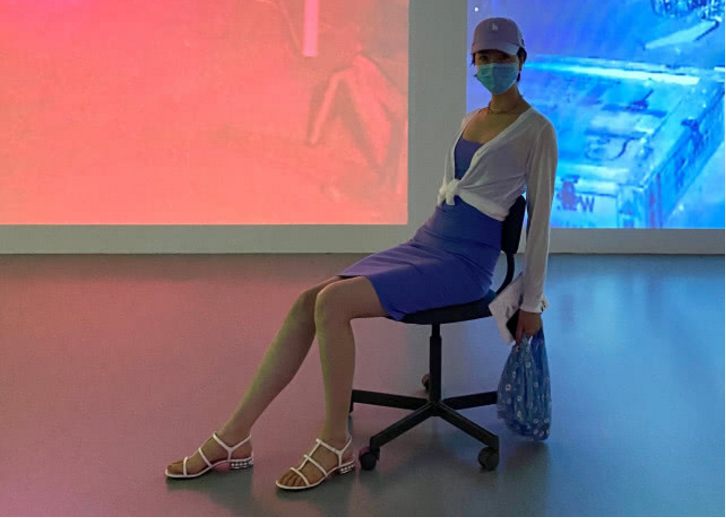 李亚鹏带女儿游玩，其女友却在大秀身材？脖子上的贴纸令人遐想
