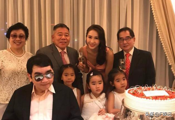 黎姿罕見曬3位女兒嬰兒時的正面照細心清潔一家五口的幸福相片