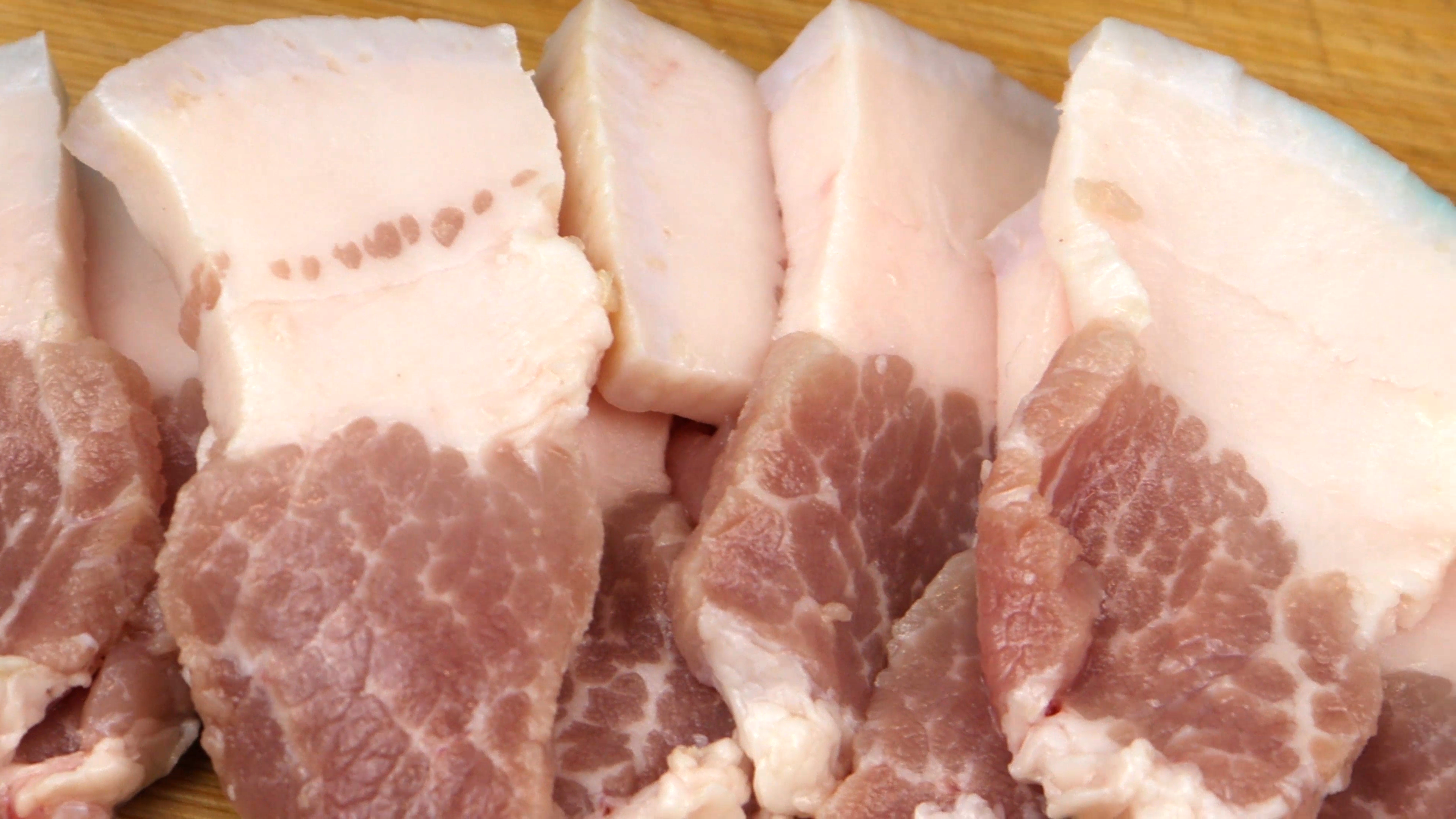 解冻肉时，用热水解冻是不对的，大厨教你一招，解冻快速还能去腥