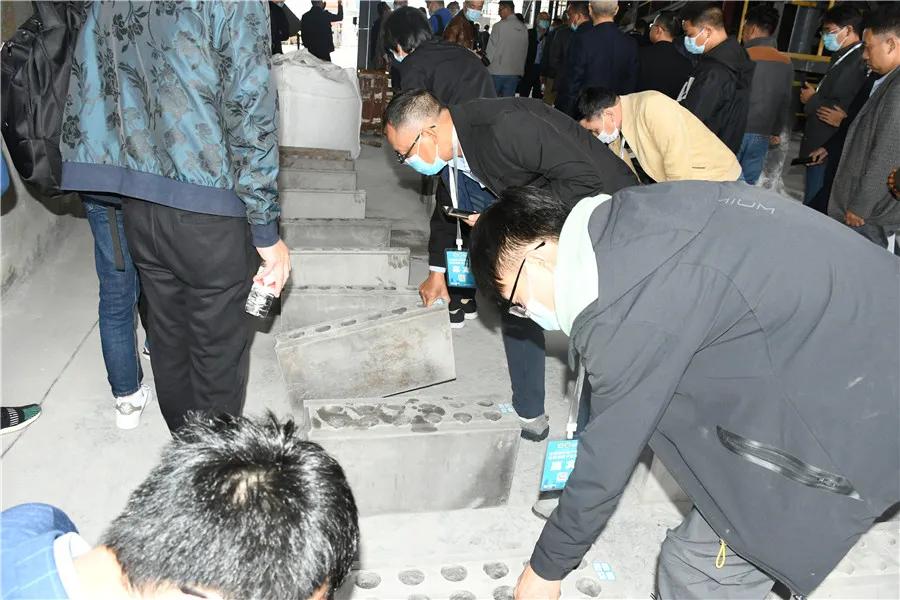 参观优质石膏工厂并现场观摩机械化施工演示
