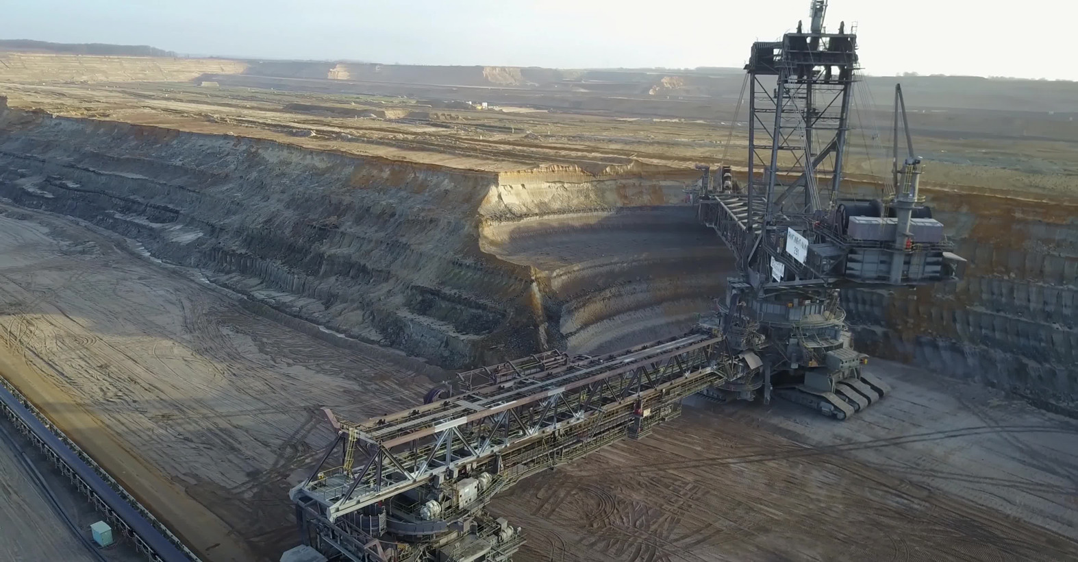 我国第一露天煤矿，煤层厚达55.5米，开采105年后成如今的模样