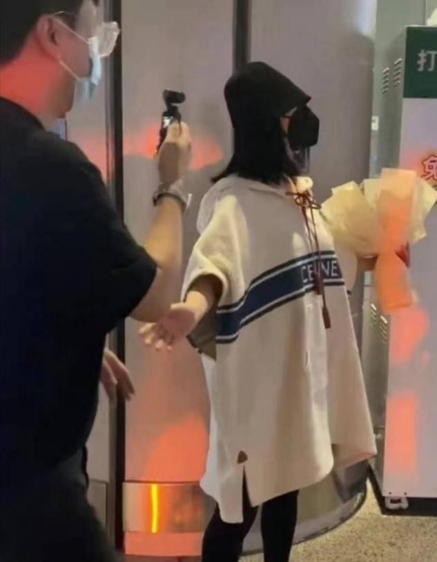 40岁谢娜疑生完二胎？衣着宽松难掩纤细身材，将和赵丽颖录节目