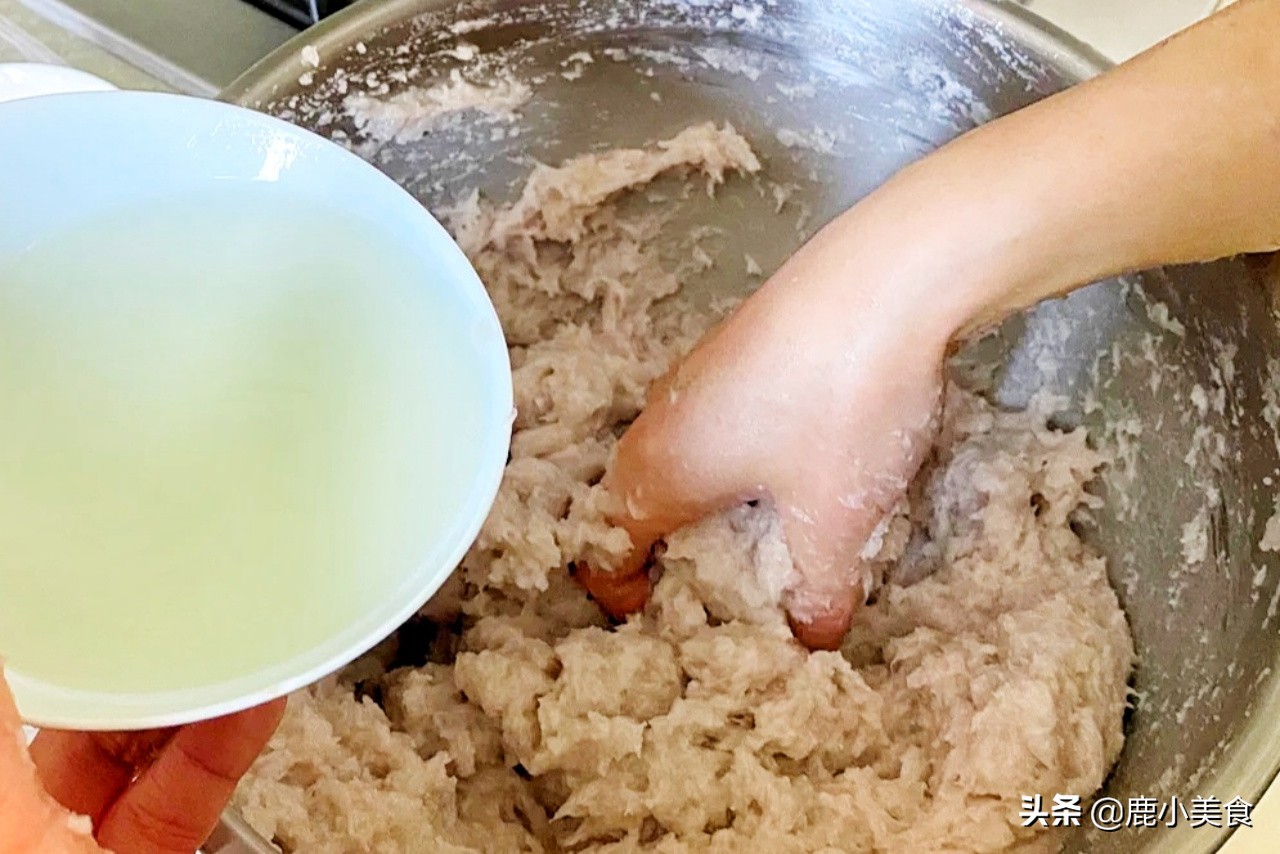 鱼丸想弹嫩爽口，牢记“3个窍门”，富有弹性不松散，鱼味特别鲜