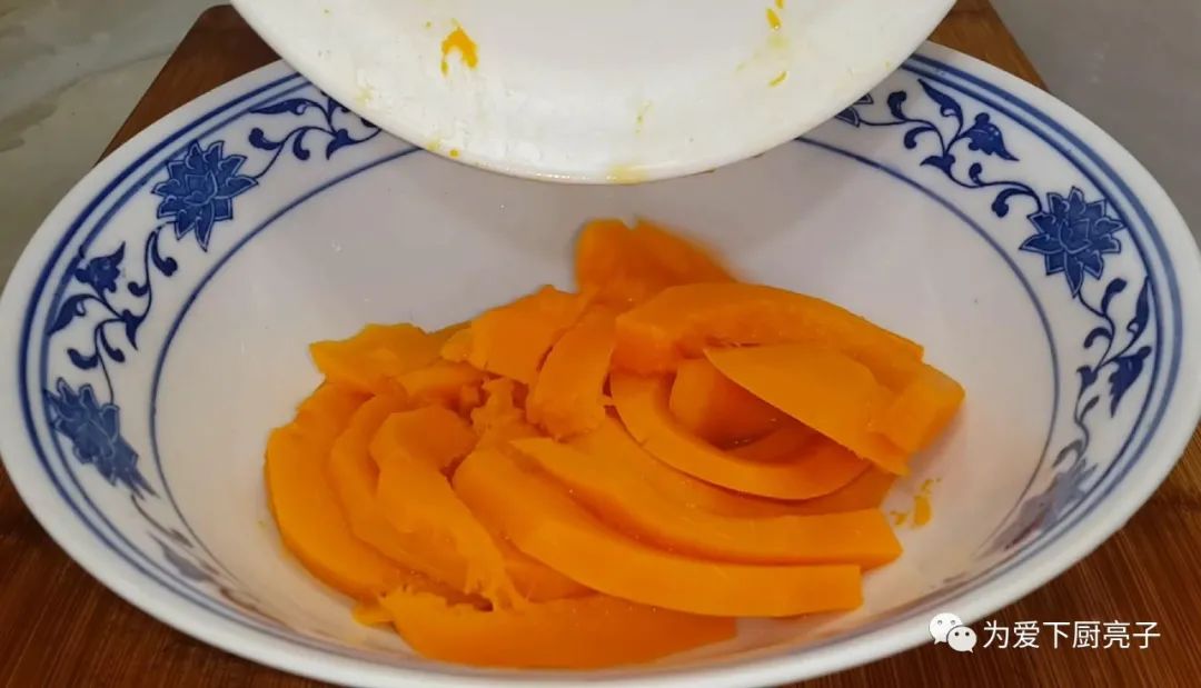 自制南瓜丸子的做法，锅里一炸，出锅不发硬不吸油，全家都抢着吃