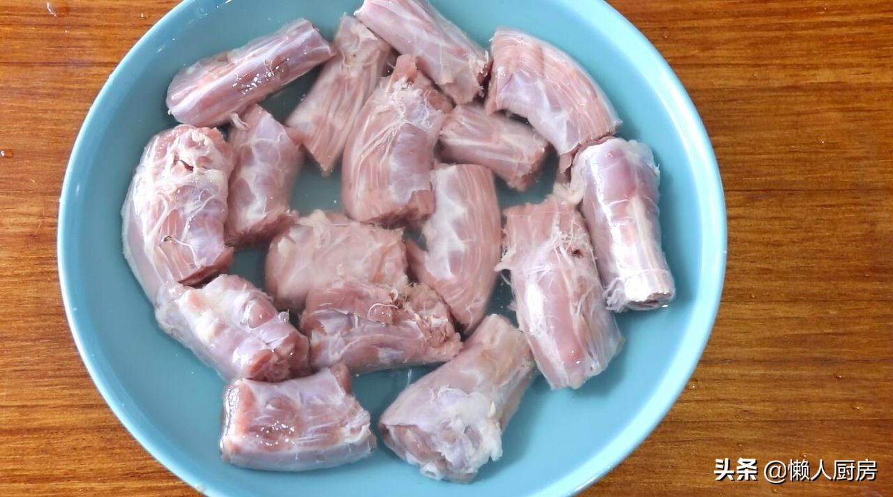 9元买了四根鸭脖子,简单烤一烤,比卤着吃的还好吃,干香有嚼劲