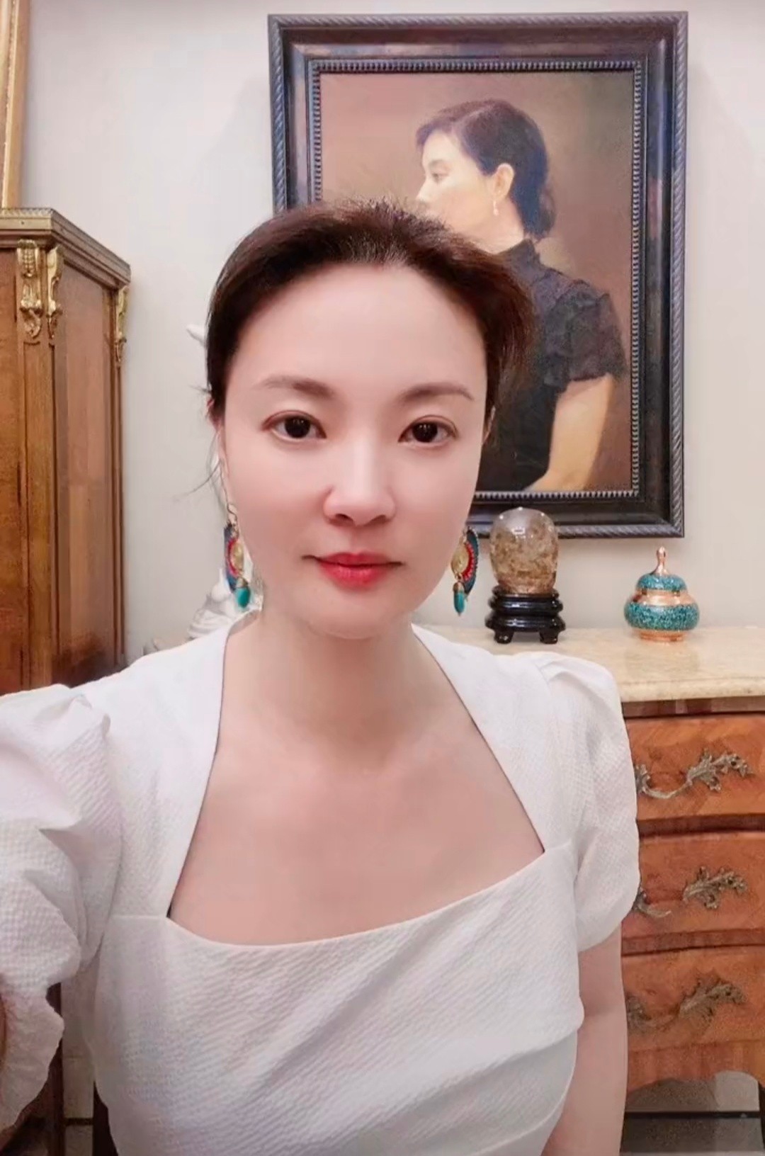 央视美女主持刘芳菲豪宅曝光，身后肖像画显眼，宝石摆件不一般