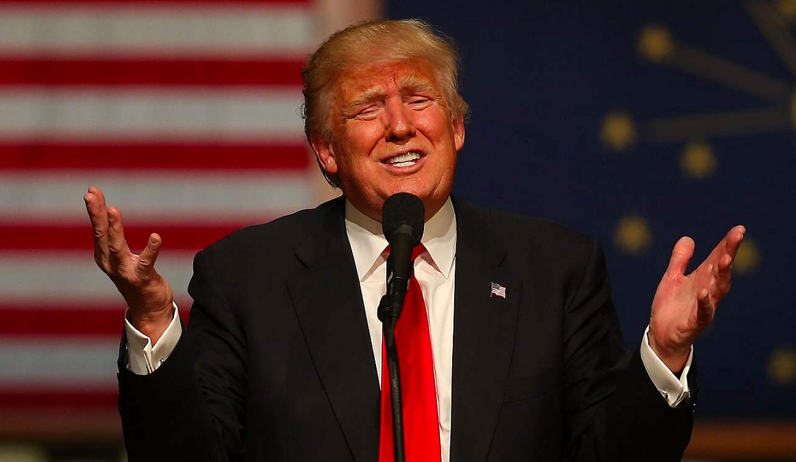 白宫发布会翻车！华裔女记者犀利发问，特朗普