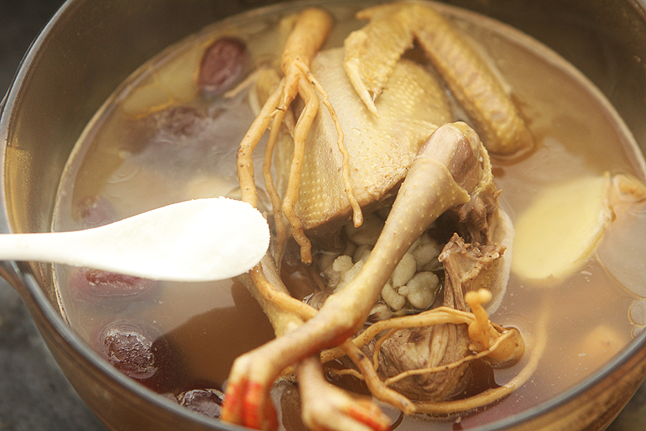 The nutritious pigeon soup is delicious and simple. If you have a weak body, drink it often