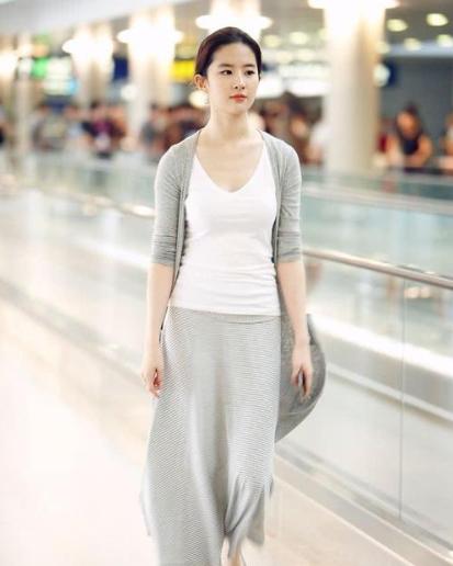 娇妻酷似刘亦菲，丈夫每天要亲吻10多次，妻子无