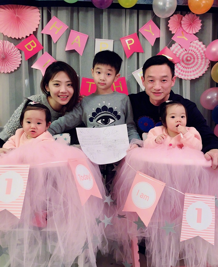 杨威带双胞胎女儿做手工，父女仨面对面像照镜子，豪宅奢华有品位