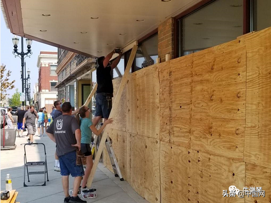 很突然，特朗普的铁杆支持者被枪杀了，更大风暴要来了