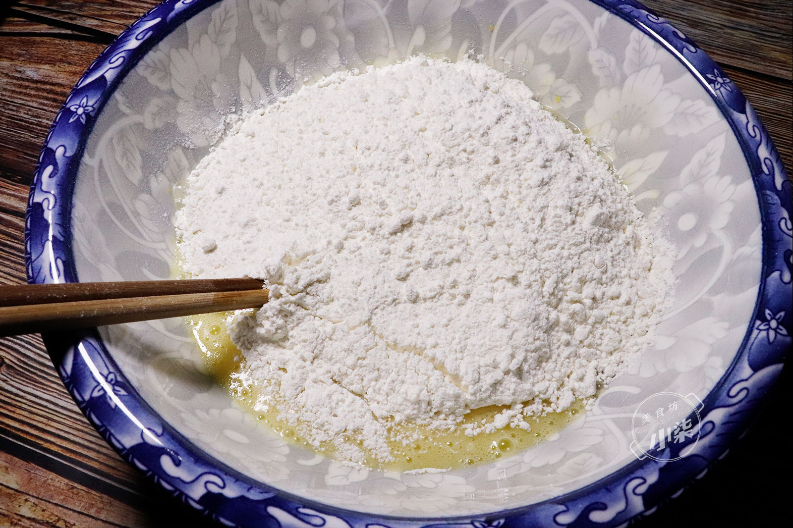 麵粉裡加2個雞蛋，一擀一切個個開口，入口即化，好吃到吮手指