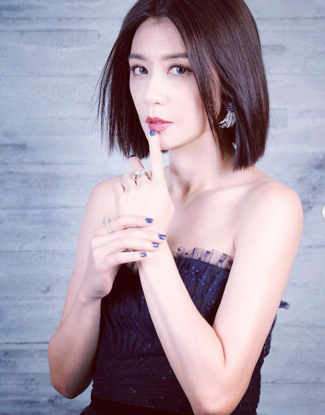 46歲賈靜雯帶女兒聚餐，C位出鏡超凍齡，被讚像少女團體