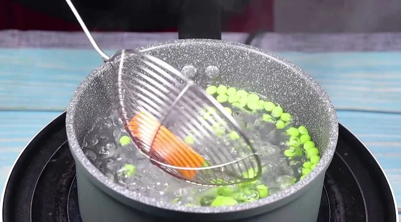 Baby don’t eat rice with soup. It only takes ten minutes and can stir. Highly nutritious children grow taller and smarter.