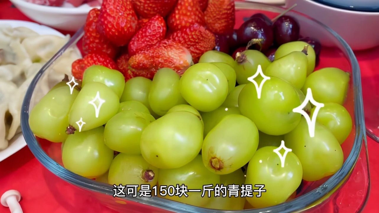 超淡定！ 胡杏兒上春晚前挺三胎孕肚做年夜飯，懷孕8月狀態超好