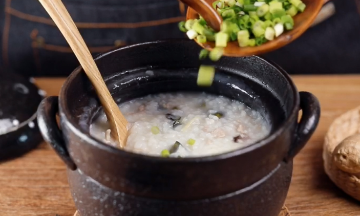 做皮蛋瘦肉粥，3样一起煮就错了，广州阿姨教4招，香浓黏稠，好喝