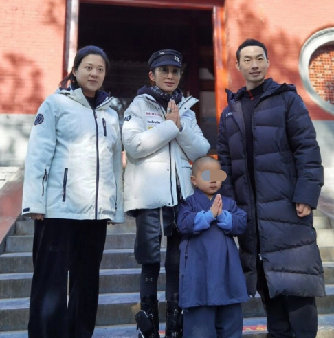 52岁星女郎张敏瘦脱相，脸颊凹陷似