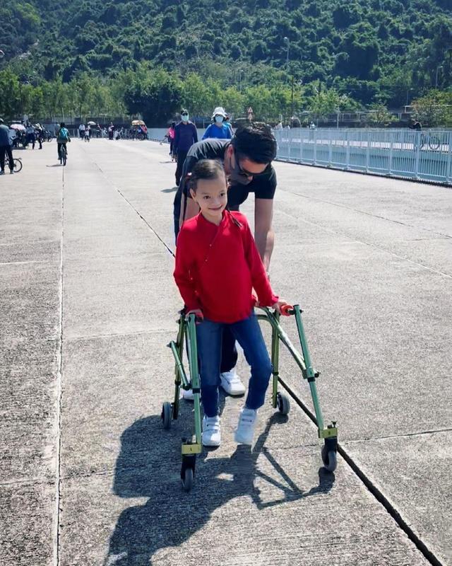 钟丽淇10岁女儿开始学走路，患罕见基因疾病，被断言活不过两岁