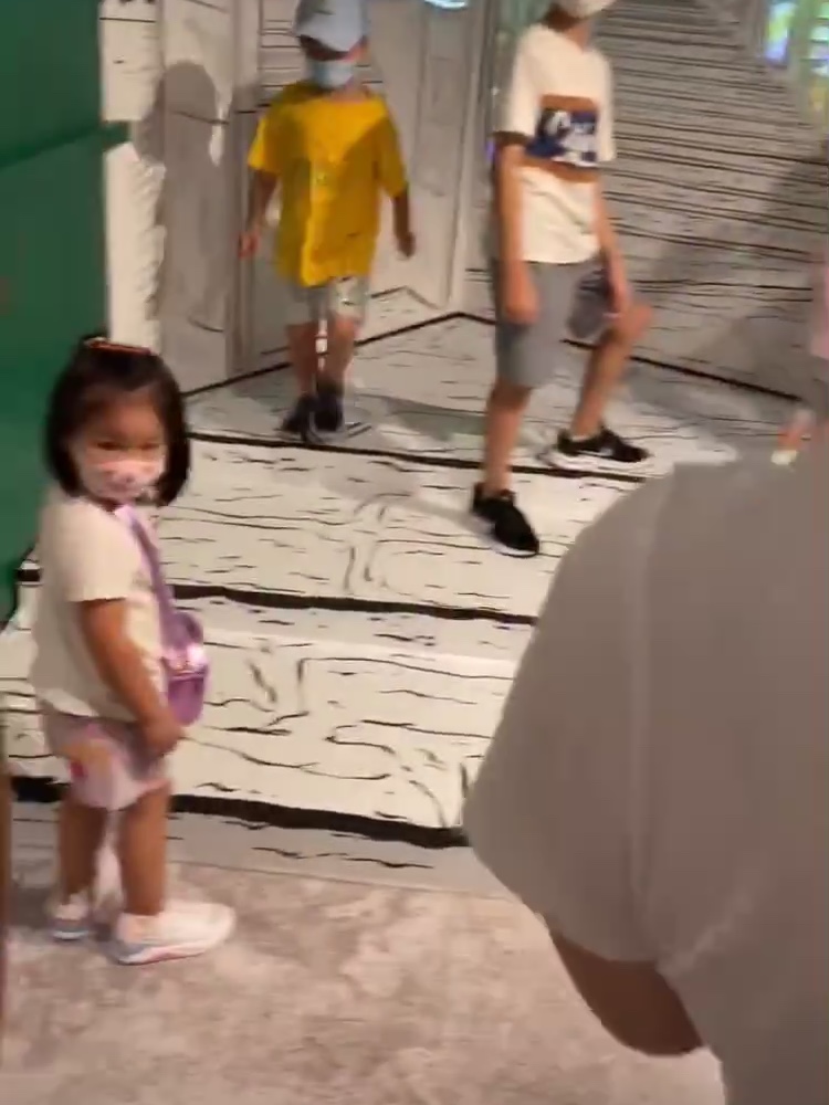 李亚男和女儿看展，全程负责当摄影师，gabby超爱拍照各种摆姿势