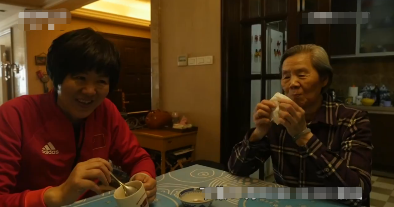 郎平三百平豪宅曝光，中西结合好奢华，屋外被草坪环绕有专属菜园