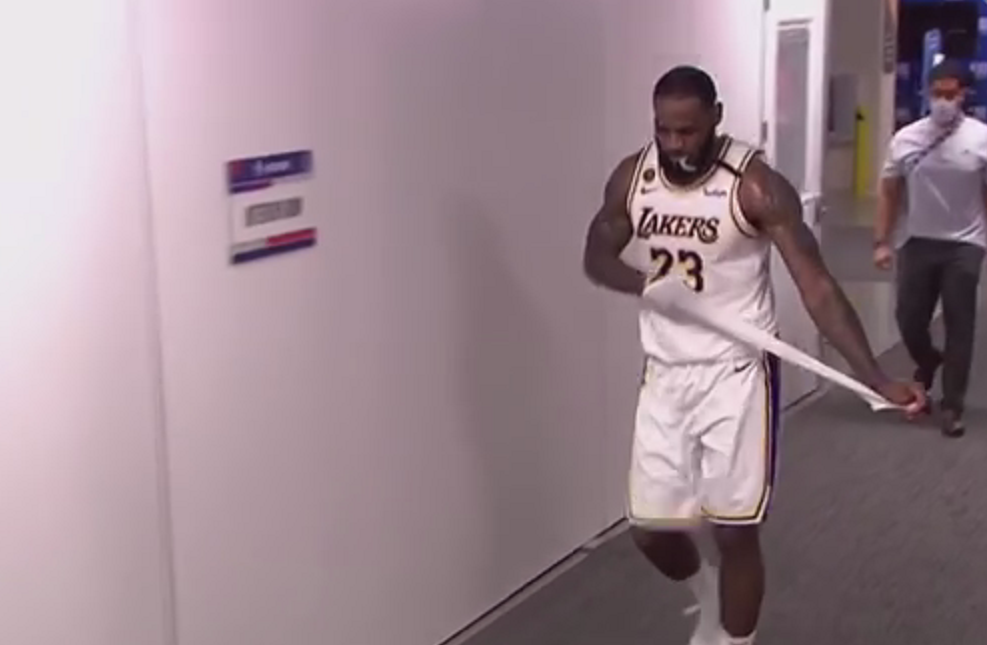 【影片】全力詹真的要來了！詹姆斯賽后怒摔護臂，全隊沮喪低頭，這下子G4精彩了！-黑特籃球-NBA新聞影音圖片分享社區