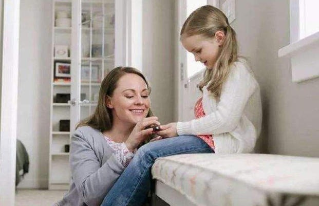 听完女儿聊天,宝妈日夜发愁?青春期萌动孩子咋养,心理学来支招