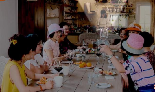 林志穎帶雙胞胎兒子打賽車遊戲，豪宅放高端遊戲設備配3個顯示器