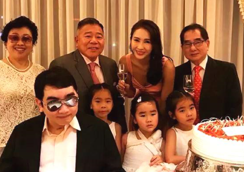 49岁黎姿晒和老公近照状态好,一盘面为什么那么贵？