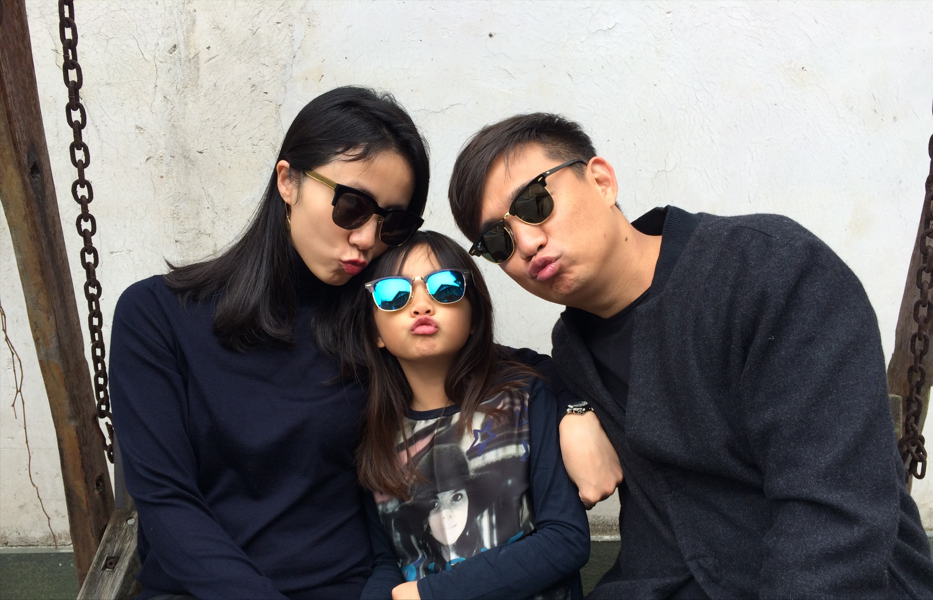 黄磊为妻女掌镜，多多依偎着孙莉如贴心小棉袄，母女同框超养眼