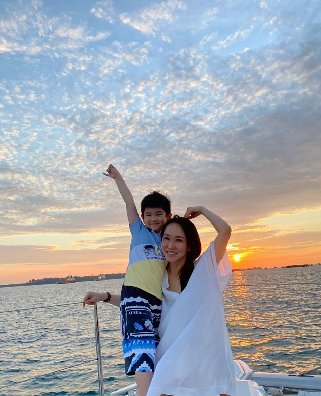 49歲範文芳一家三口出遊，全素顏示人白到發光，腿比兒子還要細