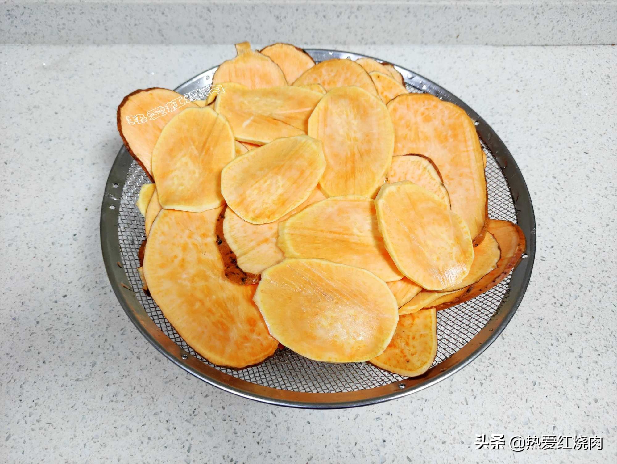 红薯的这个做法你一定要试试，又甜又脆嚼着咯吱吱，非油炸更健康