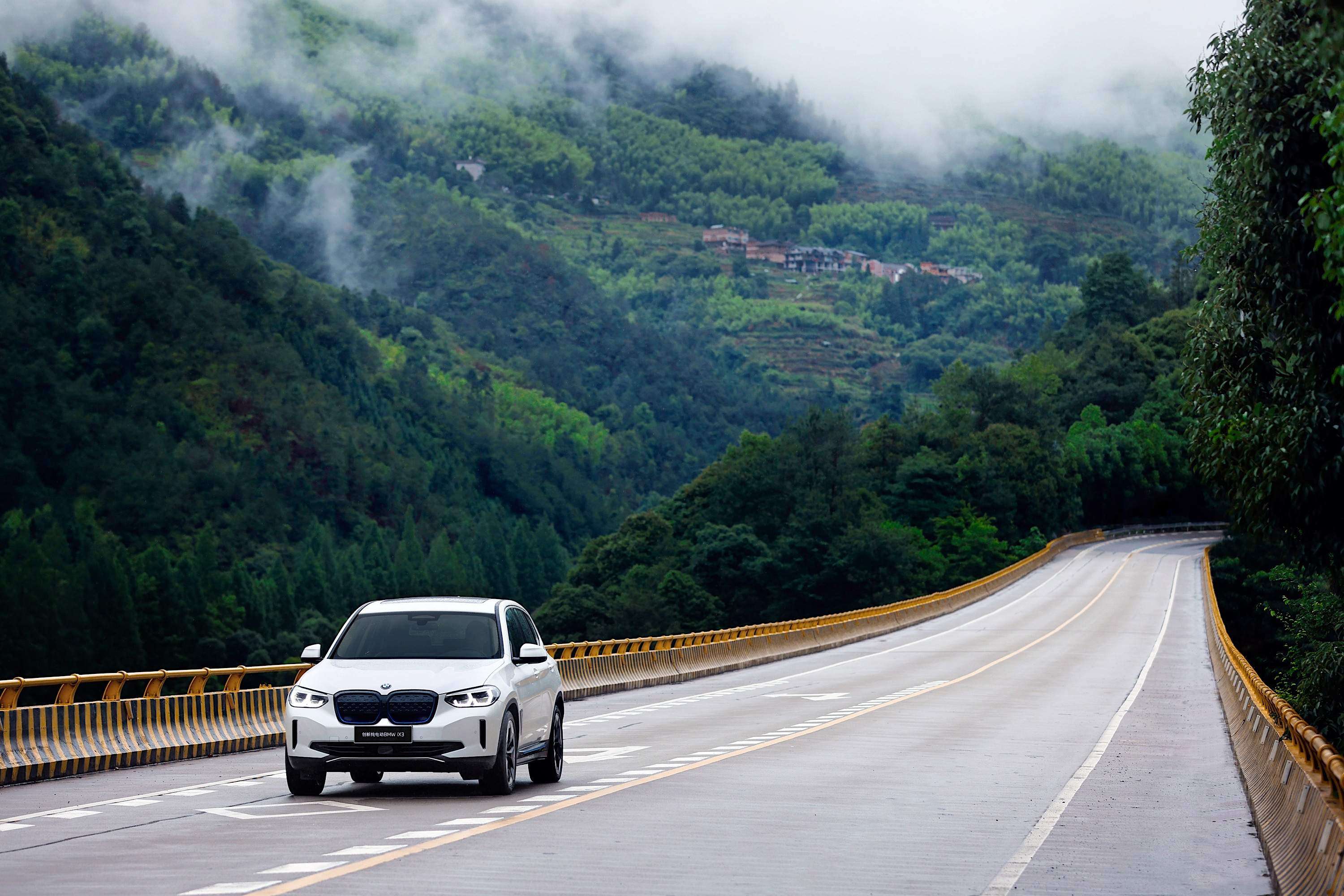 创新纯电动BMW iX3探索绿色自然之旅 携手共创低碳未来