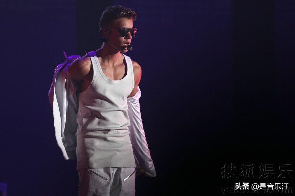 15岁火遍全世界，各种奖项拿到手软，大起大落后