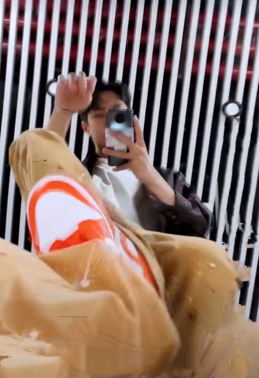 王一博|少女狙击手王一博晒出“仰视”自拍 蹲在镜子上拍摄帅气十足！