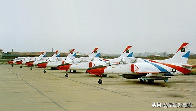 国产K8教练机持续走红，既能剿匪还能上课，非洲