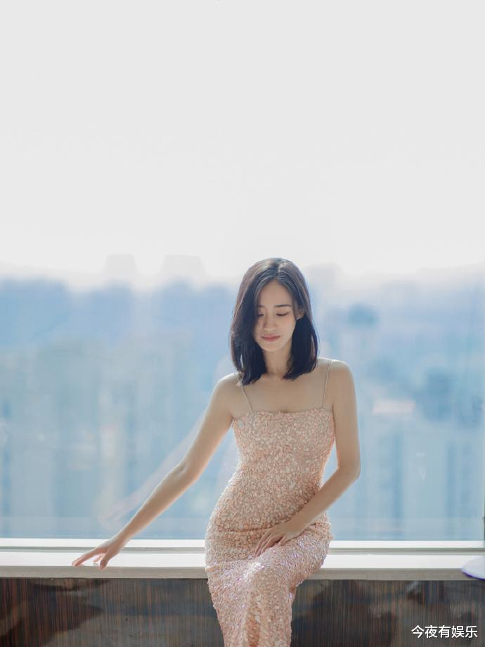 还记得当年《夏洛》中的“秋雅”吗? 晒出鱼鳞裙