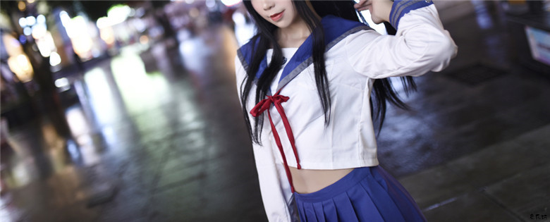 清新美少女打伞漫步夏日细雨中