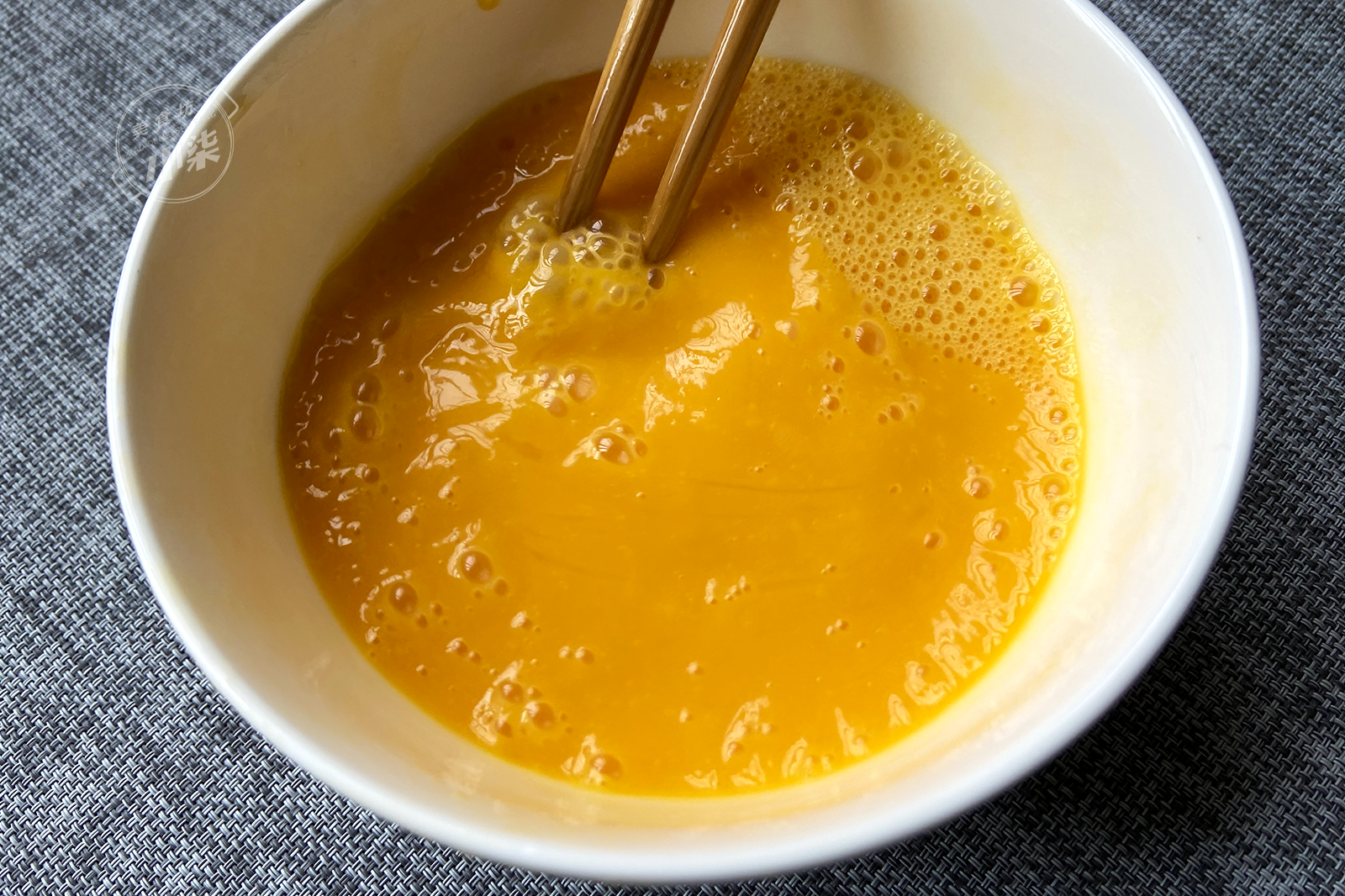 蝦仁蒸蛋看似簡單，原來也有訣竅，教你一招，蒸出來水嫩像豆腐