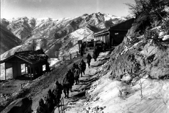 毛主席万里调兵围歼美军王牌，志愿军卧雪死战长津湖，结果如何？