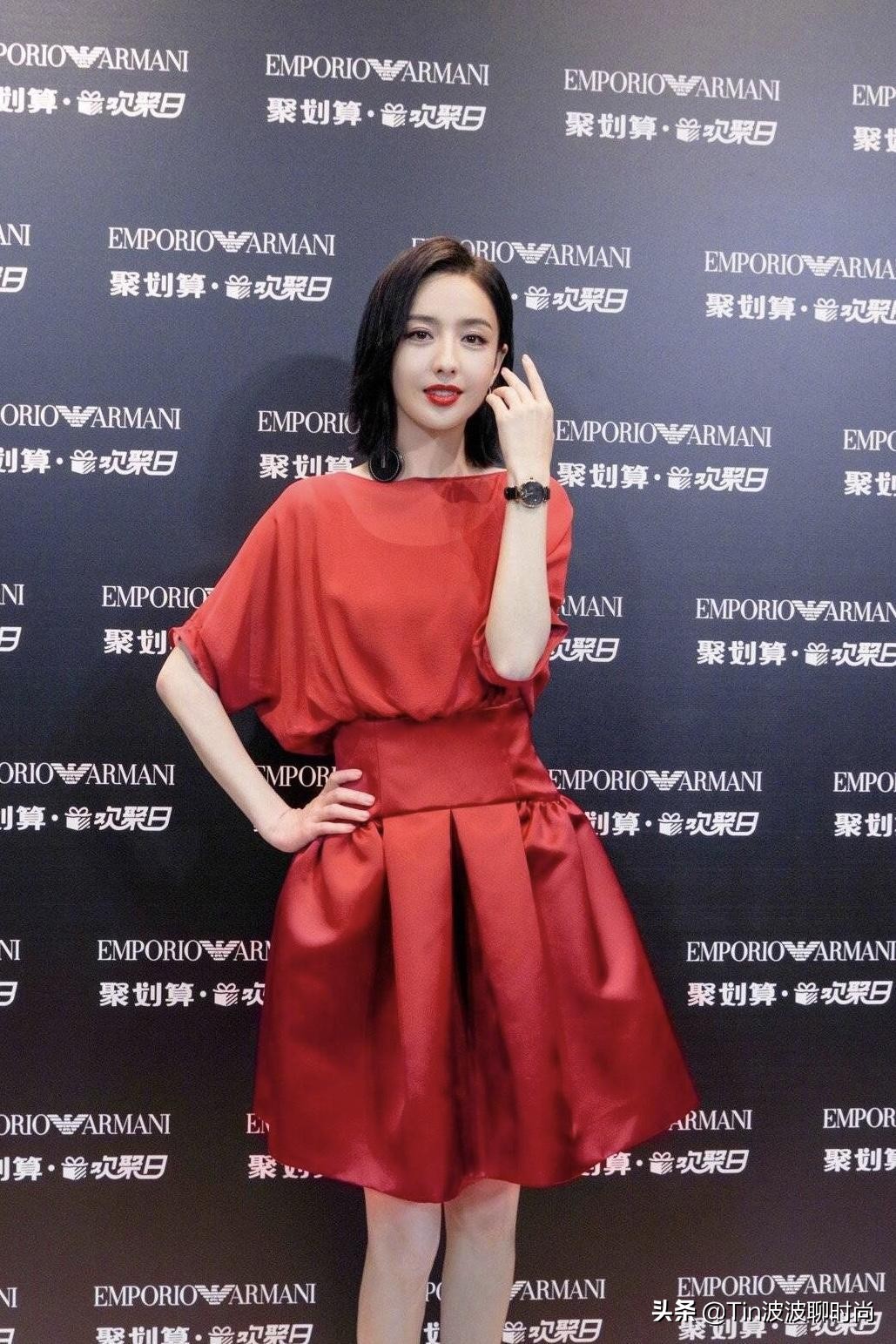 佟丽娅越来越美了，穿白色吊带裙女人味十足，翡翠宝石看着好贵气