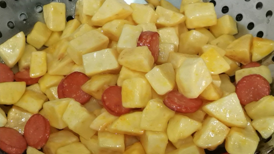土豆用这种方法做，外酥里软，美味可口，既可以是菜也可以当零食