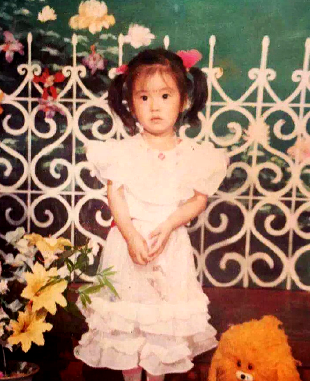 郭富城一岁小女儿首度曝光，爸爸陪着尝试玩单杠，五官像极了外婆