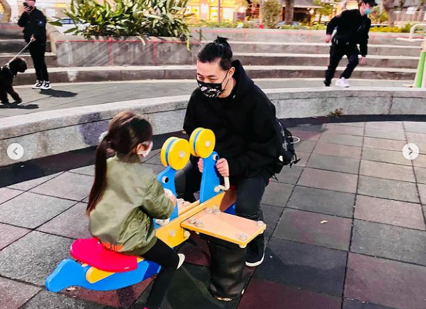 周杰倫曬女兒萌照，小周週騎單車兩個“保鏢”守護，被寵成公主