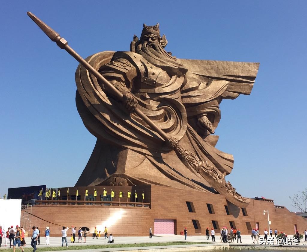 The giant Guan Gong statue in Jingzhou, which cost 170 million to build ...