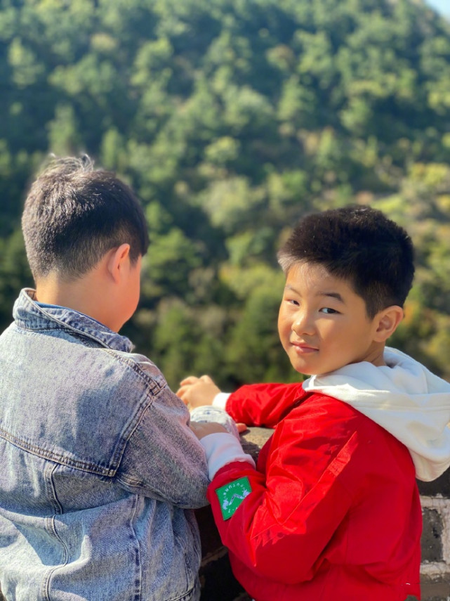 胡可曬兩兒子近照，兄弟倆皮膚對比鮮明，安吉身材向爸爸沙溢看齊